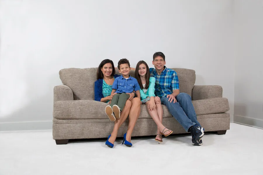 Top-Winner-family-on-couch-761A0457