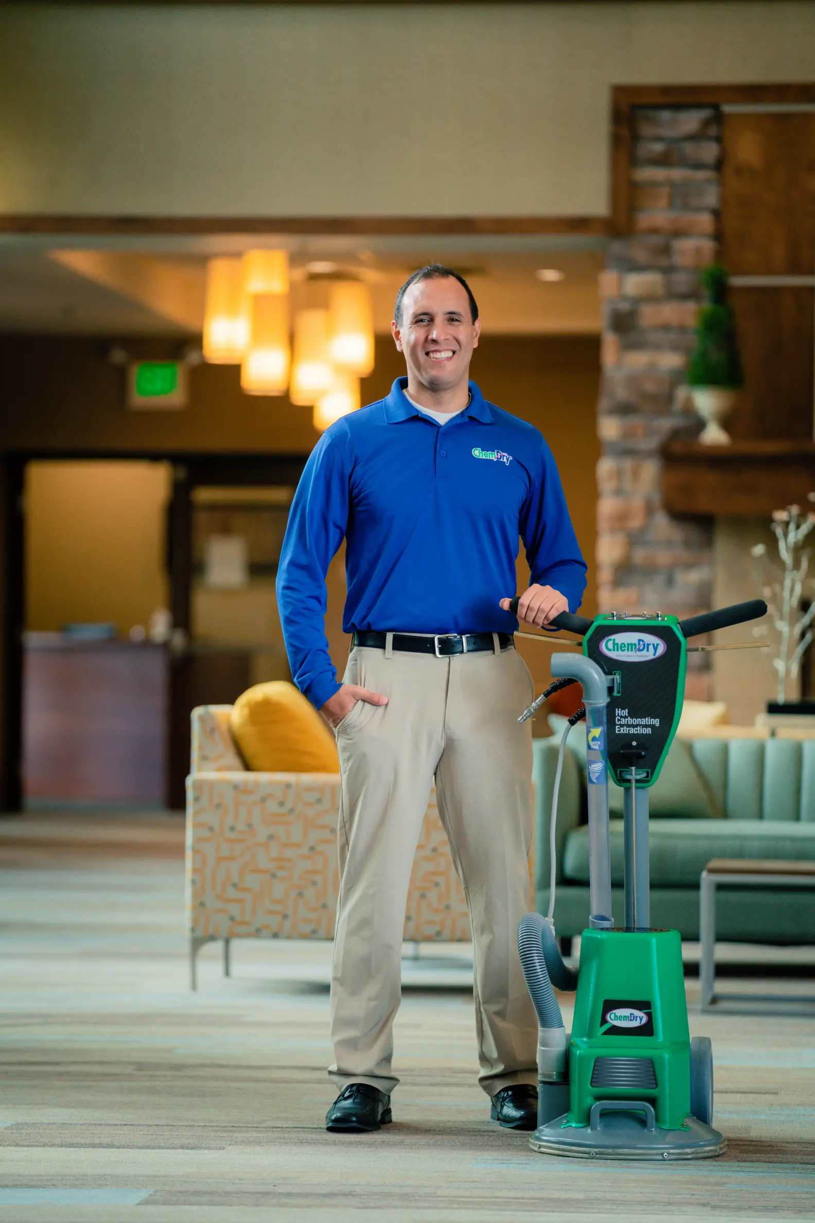 Mike Johnson Photo-201021-48 Eco Valley Chem-Dry technician with professional rug cleaning equipment